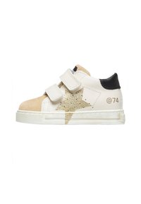 Sneaker in pelle bianca con punta in suede beige, design a stella in glitter oro, tallone nero e suola in gomma bianca. Presenta la stampa '@74'.