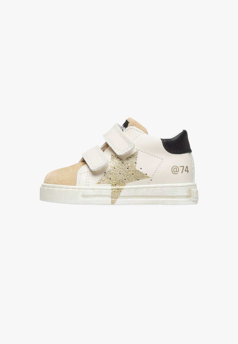 Sneaker in pelle bianca con punta in suede beige, design a stella in glitter oro, tallone nero e suola in gomma bianca. Presenta la stampa '@74'.