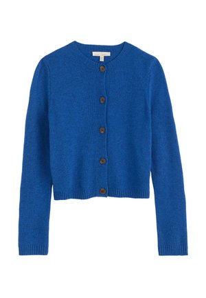 Cardigan tricotat albastru cu guler rotund, mâneci lungi și butoane maro pe față. Are manșete și tiv cu nervuri. Textură moale.