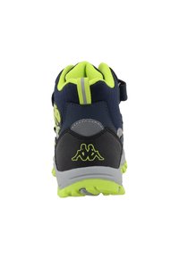 Kinder-Sportschuh mit einem marineblauen Obermaterial, leuchtend grünen Akzenten, strukturiertem Material und einer grauen Sohle mit Traktionsmustern.