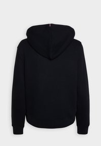 Czarna bluza z kapturem o miękkiej teksturze, z regulowanym kapturem i ściągaczami przy mankietach. Prosty design bez widocznych wzorów czy akcentów.