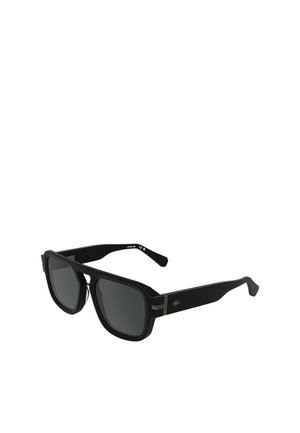 Czarne prostokątne okulary przeciwsłoneczne z ciemnymi soczewkami i grubymi zausznikami, z małym srebrnym logo Lacoste na zausznikiem.