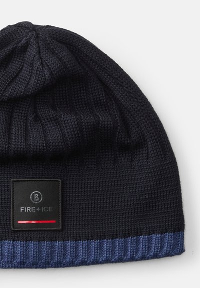 Gorro de malha em preto com uma dobra canelada azul. Apresenta um patch quadrado com o logótipo "FIRE + ICE" com uma faixa de destaque vermelha.