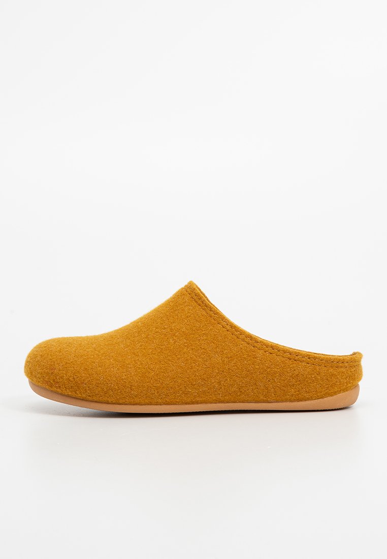 Gelbe Filzpantoffeln mit runder Spitze, niedrigem Absatz und einem weichen, strukturierten Obermaterial. Verfügt über eine glatte braune Gummisohle für zusätzlichen Komfort.