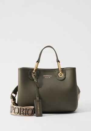 Tummanvihreä nahkainen käsilaukku, jossa on kultaiset yksityiskohdat, kaksinkertaiset kahvat ja kuviollinen olkahihna, jossa on "EMPORIO ARMANI" -merkintä.