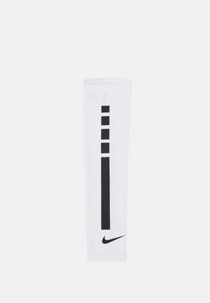 Vit sportarmärmar med svart vertikalt randmönster och en liten svart Nike-logotyp i botten. Slät, elastisk tyg.