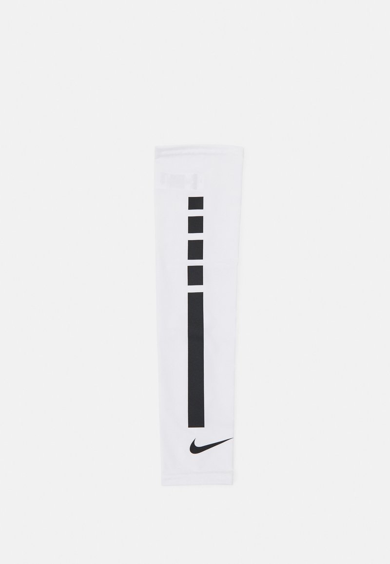 Hvid sportsarmærme med et sort vertikalt stribedesign og et lille sort Nike-logo nederst. Glat, strækbart stof.