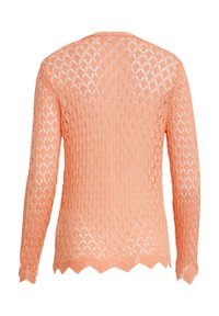 Pfirsichfarbener gestrickter Pullover mit einem Rautenmuster, langen Ärmeln und einem gewellten Saum. Hergestellt aus leichtem strukturiertem Garn.