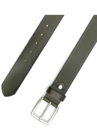 Olijfgroene leren riem met een gladde textuur, voorzien van vijf verstelgaten en een zilveren metalen gesp met een rechthoekige vorm.