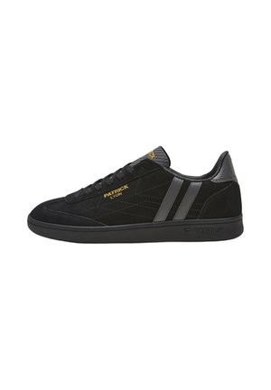 Zapatillas de ante negro con acentos de cuero negro liso, que presentan rayas grises, detalle del logo en dorado y un talón texturizado. Punta redonda y suela plana.