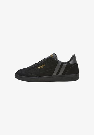 Schwarze Wildleder-Sneaker mit glatten schwarzen Lederakzenten, grauen Streifen, goldenen Logodetails und einer strukturierten Ferse. Runde Zehenpartie und flache Sohle.