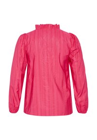 Chemise rose à manches longues avec un col à volants, en tissu brillant et texturé avec des rayures verticales. Manches bouffantes et ourlet arrondi.