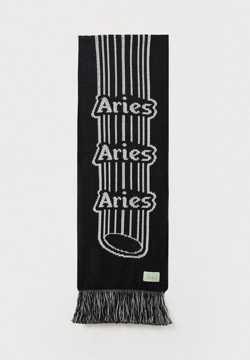 Eșarfă neagră din țesătură, cu dungi verticale albe și textul „Aries” repetat, având un tiv cu franjuri și un mic etichetă a brandului.
