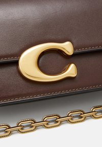 COACH LUXE REFINED IDOL BAG - Kézitáska - maple