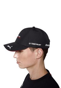 Czarna czapka z zakrzywionym daszkiem, z czerwonymi akcentami i logo Porsche, TAG Heuer oraz Ansys. Wykonana z teksturowanej tkaniny.