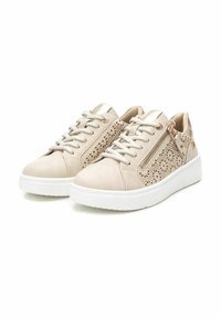 Zapatillas beige con cierre de cordones, lados perforados, detalles metálicos y suelas de goma blanca. Presentan una cremallera decorativa en el lateral.