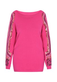 Maglione rosa a maglia con scollatura off-shoulder e modelli decorativi di paillettes ondulate in oro, nero e rosa sulle maniche.