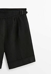 Shorts noirs taille haute avec un ourlet revers et une ceinture en tissu maintenue par une boucle rectangulaire argentée.