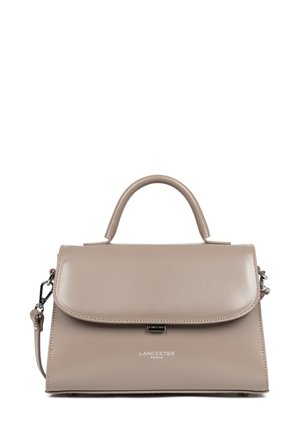 Borsa in finta pelle beige con manico superiore e tracolla removibile. Presenta una chiusura a pattina e un logo del brand incavato sulla parte anteriore.