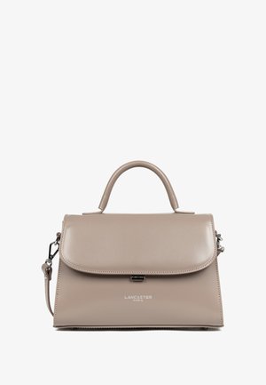 Borsa in finta pelle beige con manico superiore e tracolla removibile. Presenta una chiusura a pattina e un logo del brand incavato sulla parte anteriore.