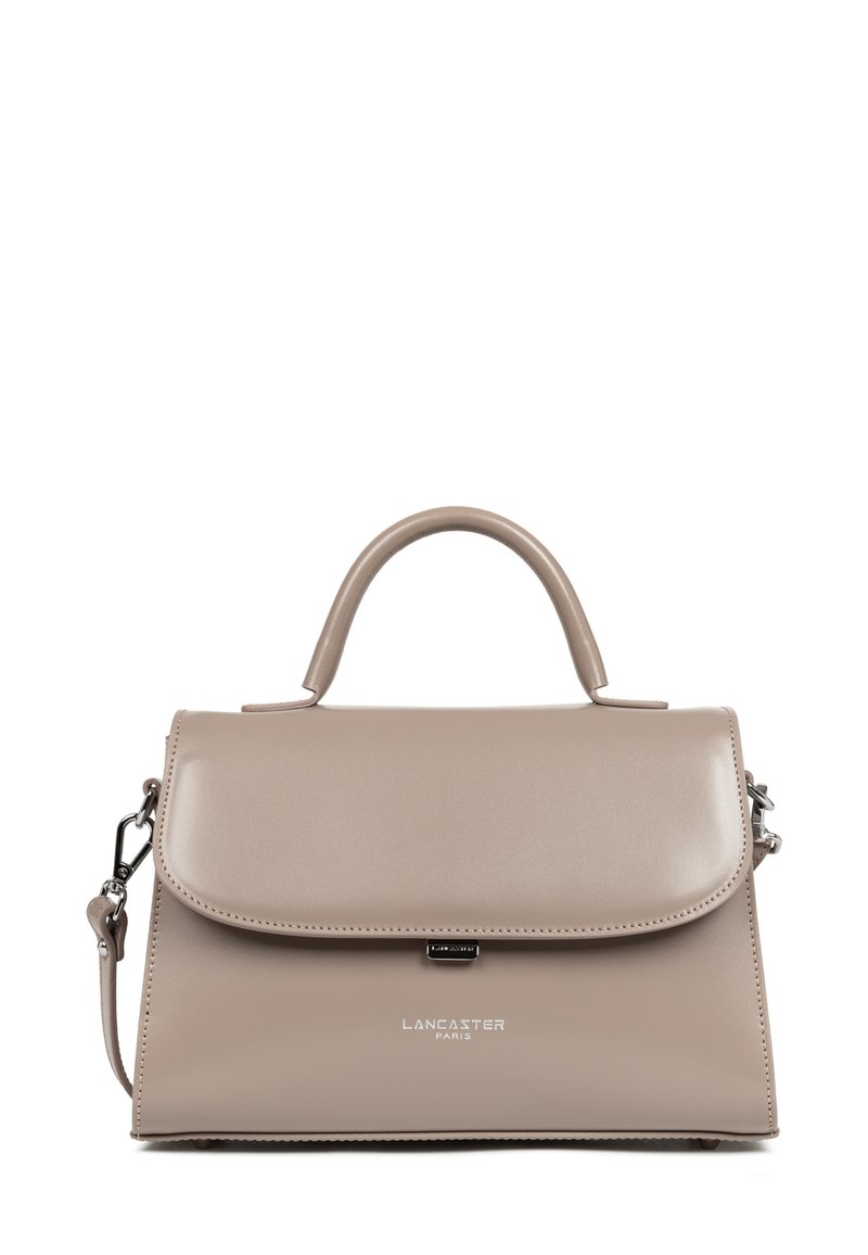 Sac à main en simili cuir beige avec une poignée supérieure et une bandoulière amovible. Il dispose d'une fermeture à rabat et d'un logo de marque gravé à l'avant.