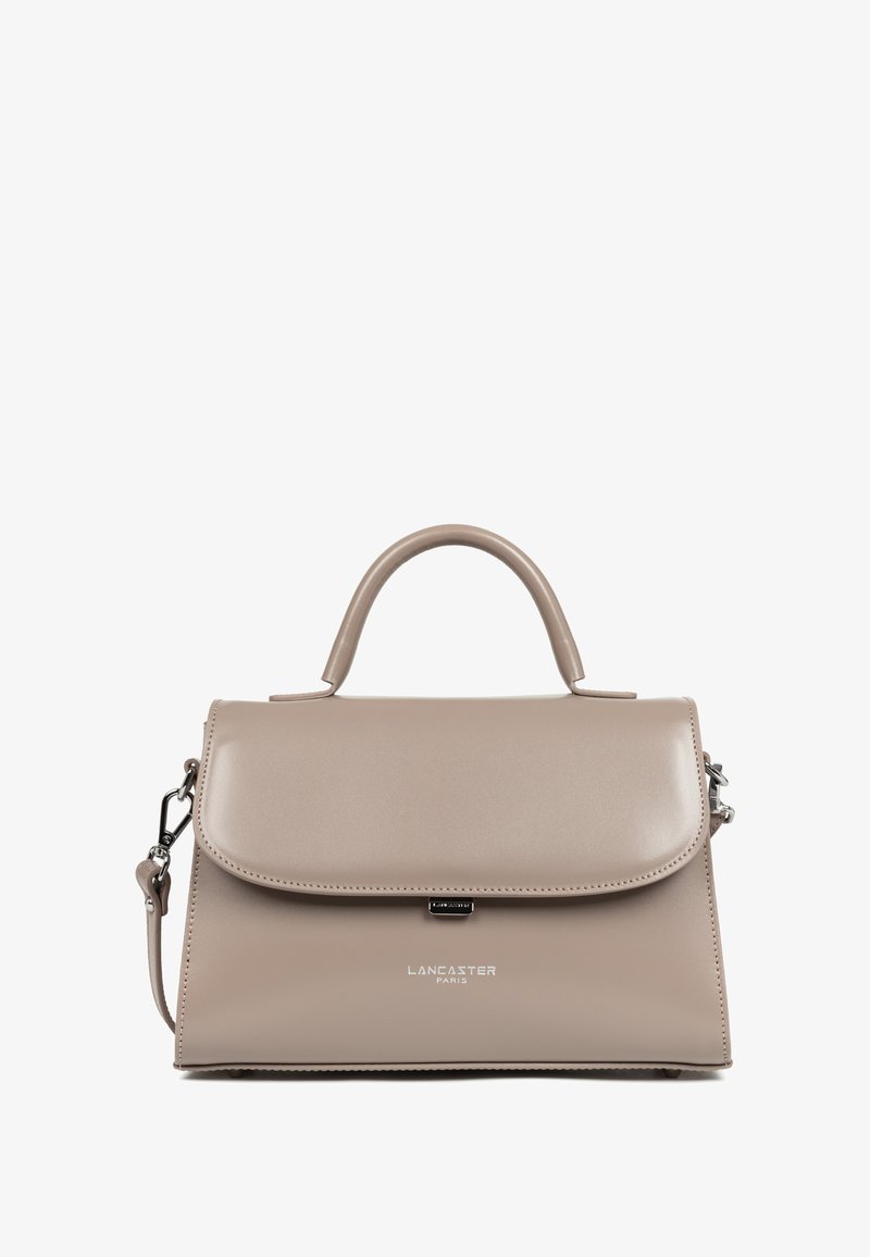 Borsa in finta pelle beige con manico superiore e tracolla removibile. Presenta una chiusura a pattina e un logo del brand incavato sulla parte anteriore.