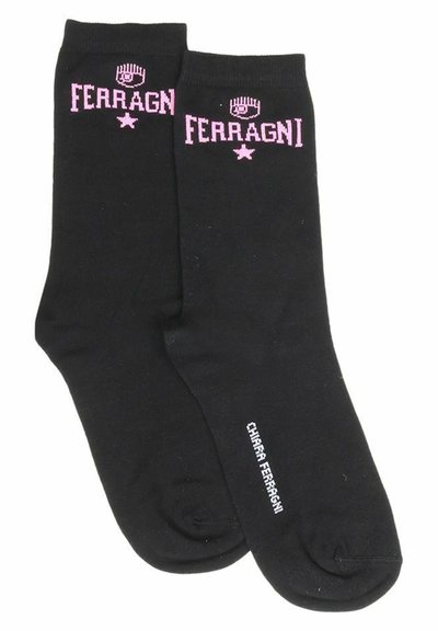 Calze nere in cotone con testo "FERRAGNI" rosa e design a stella nella parte superiore. Texture liscia con punte e talloni rinforzati.