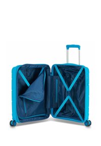 Maleta rígida de color azul brillante, con un interior forrado en azul marino, correas en forma de cruz y compartimentos con cremallera. Asa retráctil y ruedas.