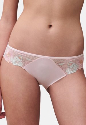 Rosa Spitzen- und Satin-Slip mit floraler Stickerei an den Seiten, einer glatten Frontpartie und zarten, gewellten Kanten.