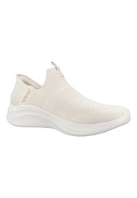 Sneaker bianco slip-on realizzato in materiale knit traspirante con accenti testurizzati, suola ammortizzata e linguetta per un facile indossamento.