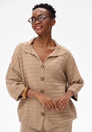 blue shadow SOLA beżowy