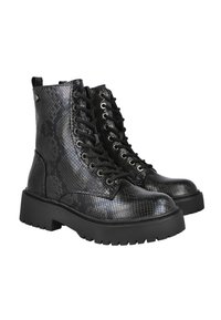 Botas de tobillo negras con cordones que presentan un patrón de piel de serpiente texturizado, suela de goma negra gruesa y ojetes de metal para los cordones.