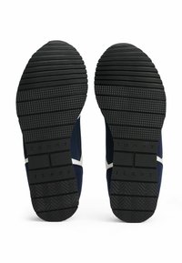 Morskie trampki z białymi akcentami. Gumowa podeszwa z teksturowanymi rowkami i bruzdami dla lepszej przyczepności. Stabilne dopasowanie z wzmocnionymi detalami.