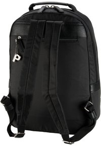 Sac à dos noir avec un tissu lisse et des accents en cuir texturé. Comprend des bretelles réglables, une poche zippée et un charme en pendentif.
