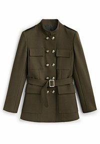 Veste militaire de couleur vert olive en tissu, dotée d'un col mandarin, de deux rangées de boutons, de quatre poches plaquées et d'une ceinture nouée.