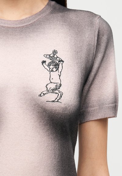 Πλεκτό μπλουζάκι με κοντά μανίκια με σχέδιο βαθμίδωσης από ανοιχτό ροζ σε γκρι. Κεντημένη λεπτομέρεια ενός παιδιού με ένα δαχτυλίδι στο πάνω μέρος.