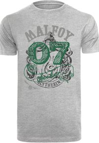 Grijze katoenen T-shirt met "MALFOY 07" in het groen, met een Slytherin-logo en decoratieve krullen in het zwart. Korte mouwen en ronde hals.