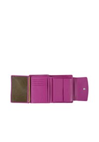 Billetera de piel rosa con textura suave, que cuenta con múltiples ranuras para tarjetas, un bolsillo para monedas y un cierre a presión. Interior en marrón contrastante.
