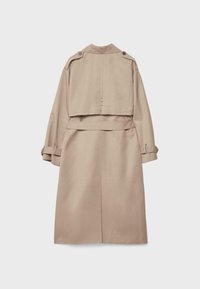 Impermeabile beige con una parte superiore corta e la parte inferiore a lunghezza intera. Presenta dettagli con bottoni, una vita con cintura e polsini arrotolati. Texture liscia.