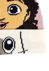 Berretto lavorato a maglia con design di personaggi dei cartoni animati, caratterizzato da colori come beige, rosa, marrone e nero. Texture morbida con dettagli ricamati.