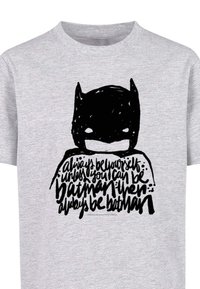 Szara bawełniana koszulka z czarnym grafikiem przedstawiającym symbol nietoperza oraz stylizowanym tekstem: "Zawsze bądź sobą... zawsze bądź Batmanem."