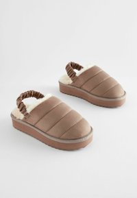 Chaussons marron matelassés avec doublure en peluche, sangles élastiques à l'arrière et semelles en caoutchouc avec une texture antidérapante.