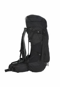 Mochila de senderismo negra con un diseño estructurado, panel trasero de malla acolchada, correas ajustables, bolsillos laterales y múltiples hebillas.