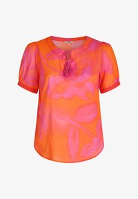 Korte mouwen blouse in levendig oranje en roze met bloemenpatroon. Heeft een ronde hals, strikjes met franjes en decoratieve afwerking op de mouwen.