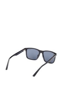 Mustat aurinkolasit, joissa on tyylikäs suorakulmainen muotoilu, harmaasävyiset linssit ja sileät muovikehykset. Hienovarainen logo näkyy varsissa.