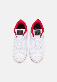 Jordan JORDAN MAX AURA 5 UNISEX - Basketbalové boty - white/gym red/black