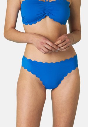 Top bikini blu con centro arricciato e bordi scallop, abbinato a slip a vita alta con bordi scallop coordinati. Texture liscia.