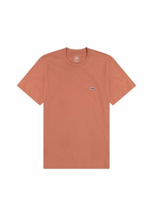 Korte mouw t-shirt in koraaloranje katoen met een crew neck, met een klein zwart "Lee" logo op de borst. Eenvoudig ontwerp, geen patronen.