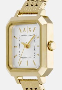 Reloj de pulsera rectangular en tono dorado con esfera blanca, marcadores y manecillas doradas, y pulsera de eslabones de metal.