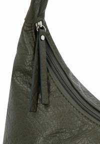 Grüne Leder-Umhängetasche mit strukturierten Oberfläche, ausgestattet mit einem silbernen Reißverschluss und einem seitlichen Quastdetail. Abgerundete Form mit robuster Hardware.
